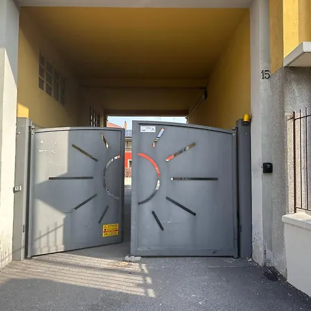 Easy Airport - Private Parking Appartamento